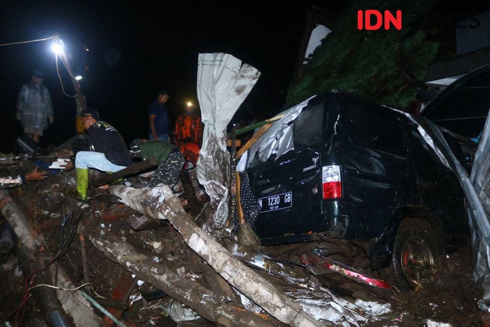 8 Potret Banjir Bandang Kota Batu, Petugas Kerja Keras Bersihkan Puing
