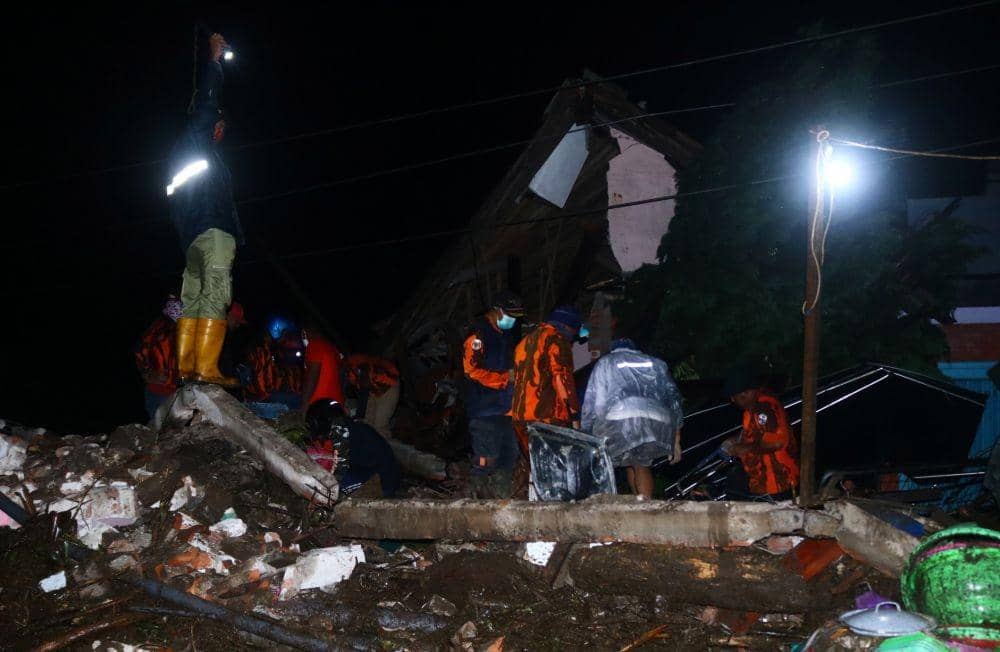 Petugas gabungan membersihkan puing-puing reruntuhan banjir bandang. IDN Times/Alfi Ramadana