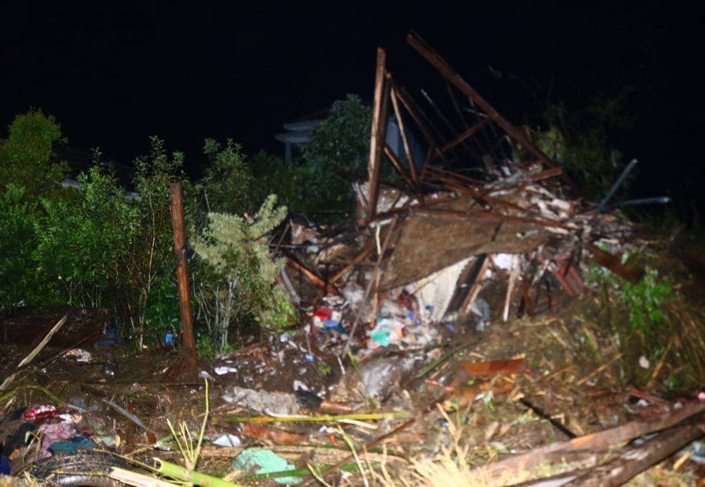 Puing reruntuhan rumah yang teebawa arus air di Dusun Sambong, Desa Bulukerto. IDN Times/Alfi Ramadana