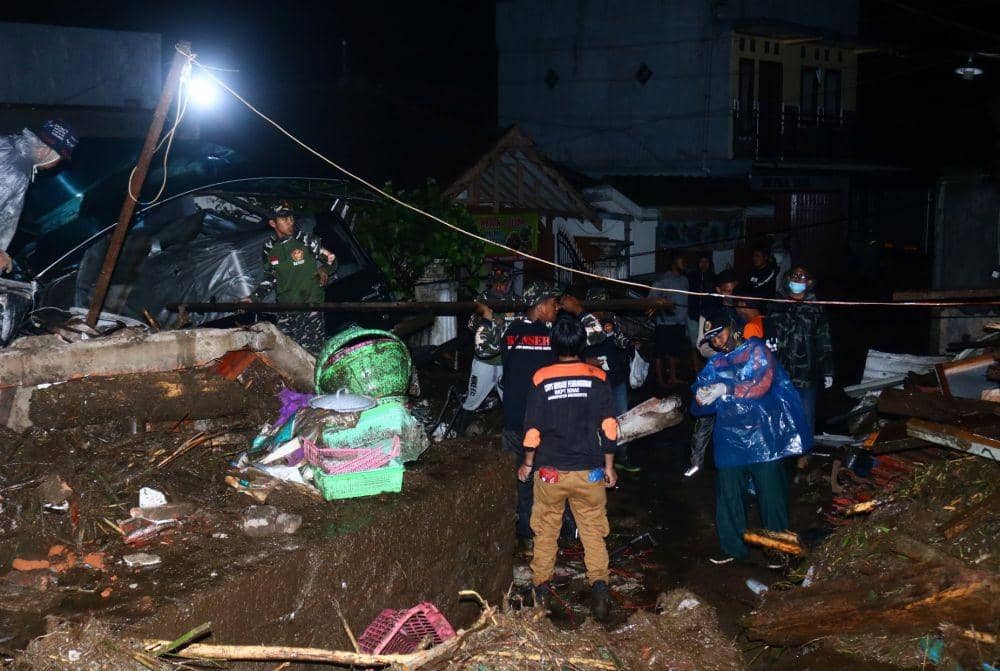 Banjir Bandang Batu Hanyutkan 15 Orang, 11 di Antaranya Masih Hilang