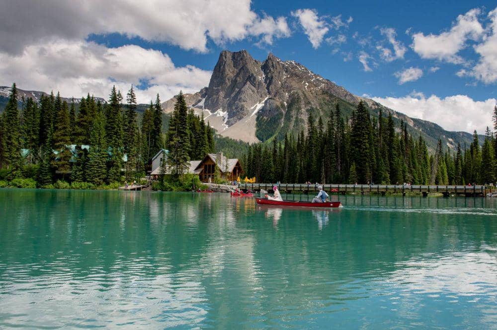 9 Potret Keindahan Danau Emerald di Kanada yang Memanjakan Mata