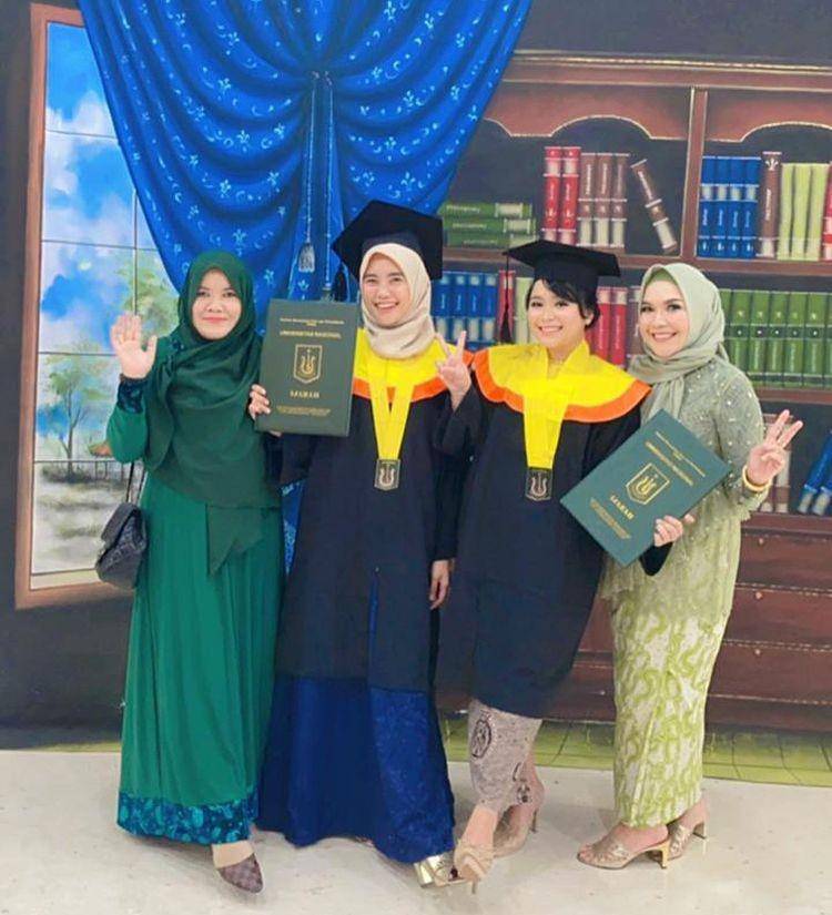 Syifa adik Ayu Ting Ting wisuda (instagram.com/mom_ayting92_/