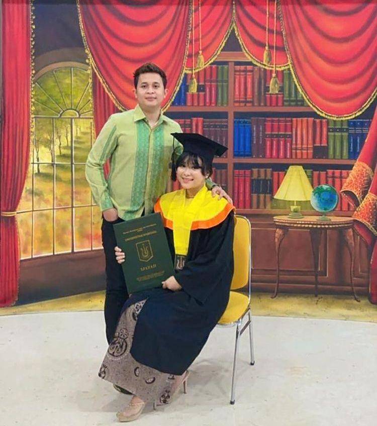 Syifa adik Ayu Ting Ting wisuda (instagram.com/ayutingting92)
