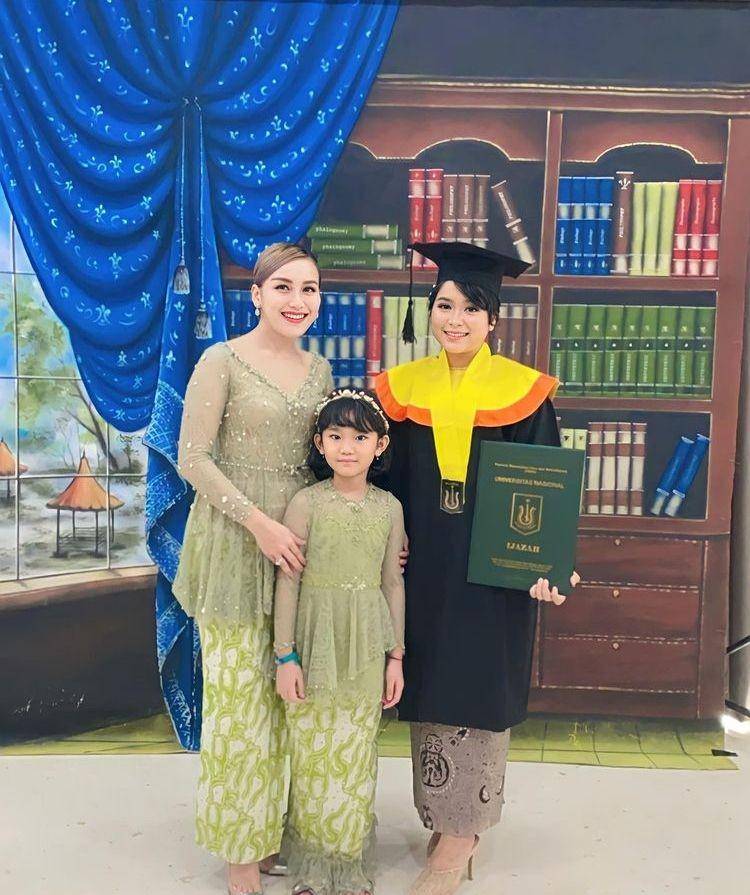 Syifa adik Ayu Ting Ting wisuda (instagram.com/ayutingting92)
