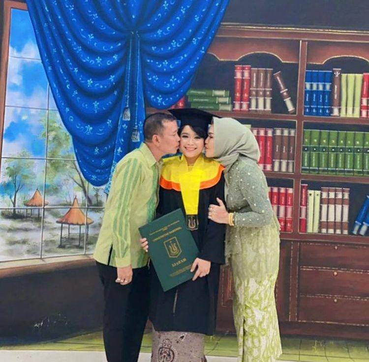 Syifa adik Ayu Ting Ting wisuda (instagram.com/mom_ayting92_)