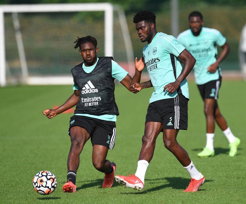 Thomas Partey berduel dengan Tim Akinola. (thesun.co.uk)