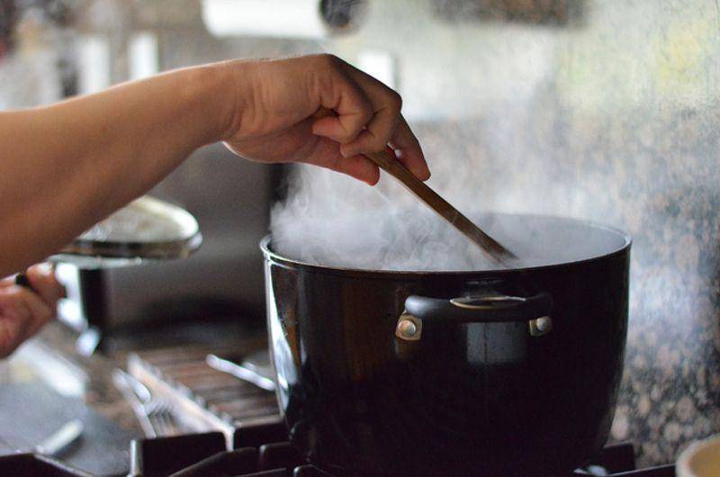 Memasak kaldu sup (foodi.com)