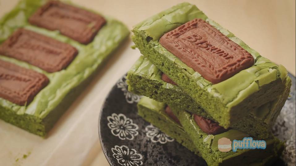 brownies matcha dan biskuit (youtube.com/pufflova)
