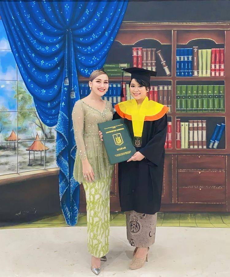 Syifa adik Ayu Ting Ting wisuda (instagram.com/ayutingting92