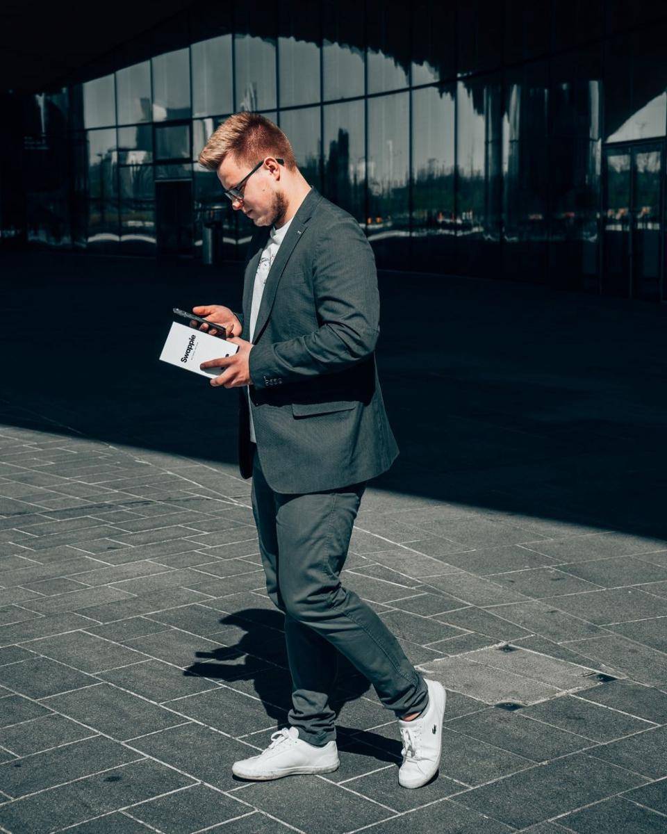 Ilustrasi memadukan jas dengan sneakers (unsplash.com/Alesia Gritcuk)