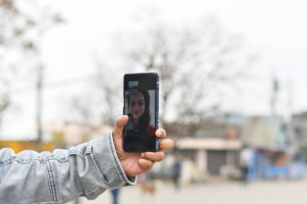 ilustrasi video call dengan pasangan (unsplash.com/Anirban Sarkar)