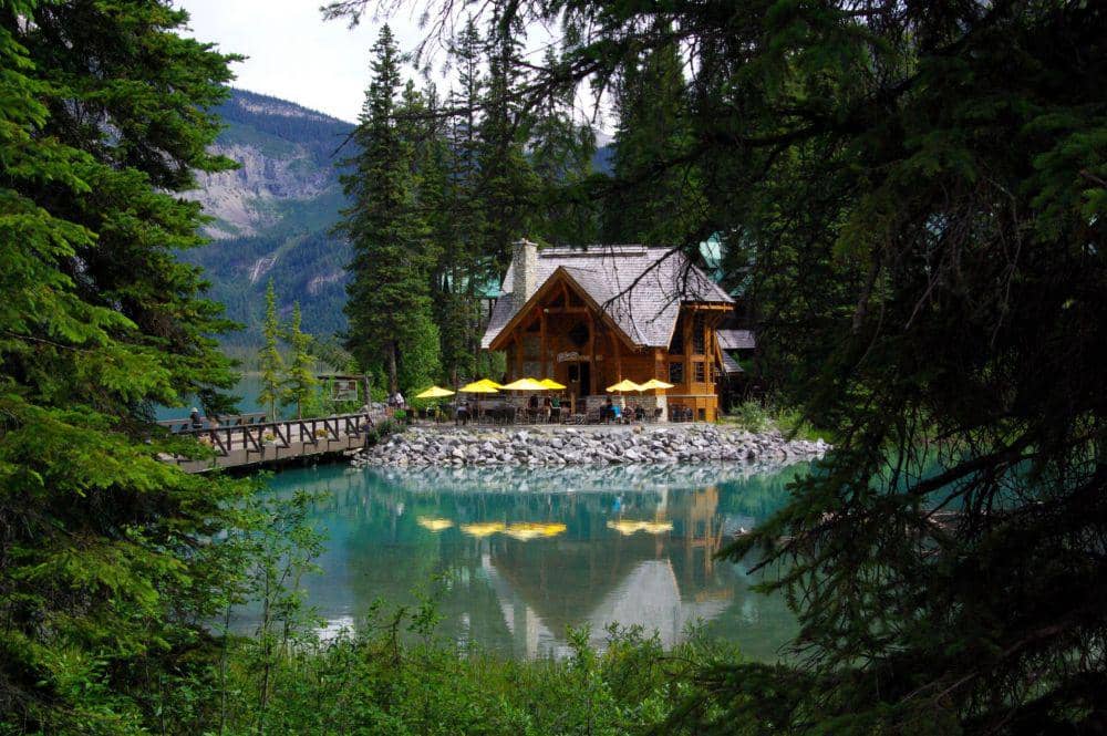 Potret Danau Emerald (wallpaperup.com)
