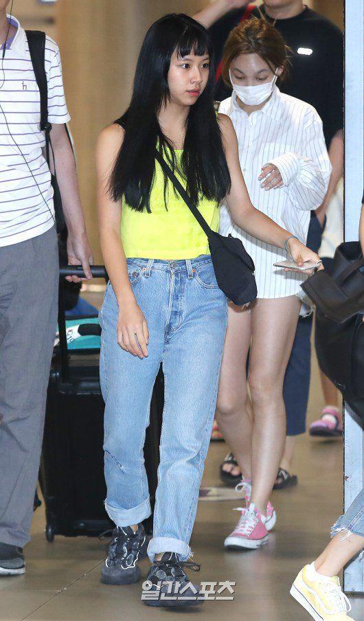 Outfit Chaeyong Twice (twitter.com/clairekuma)