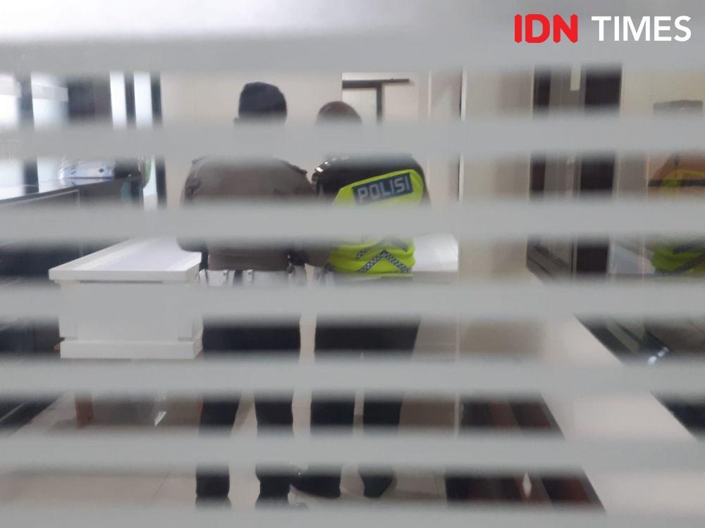 Jenazah Vanessa Angel dan suaminya di RS Bhayangkara Surabaya. IDN Times/Ardiansyah Fajar