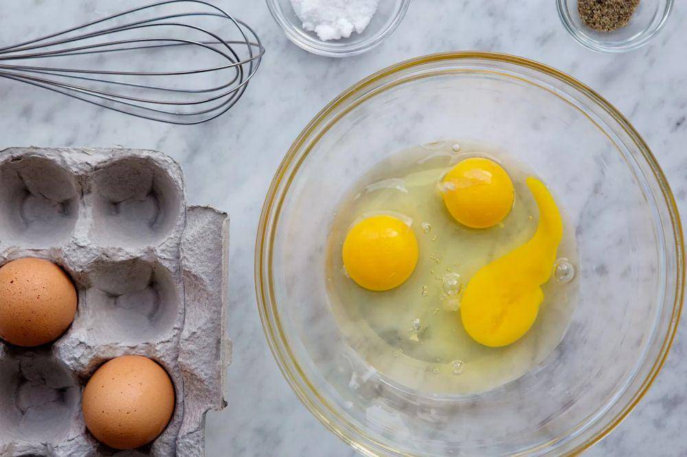 Mebuat pembungkus rolade dengan telur (epicurious.com)