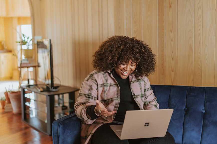 Ilustrasi wanita bekerja sambil tersenyum (Unsplash/Surface)