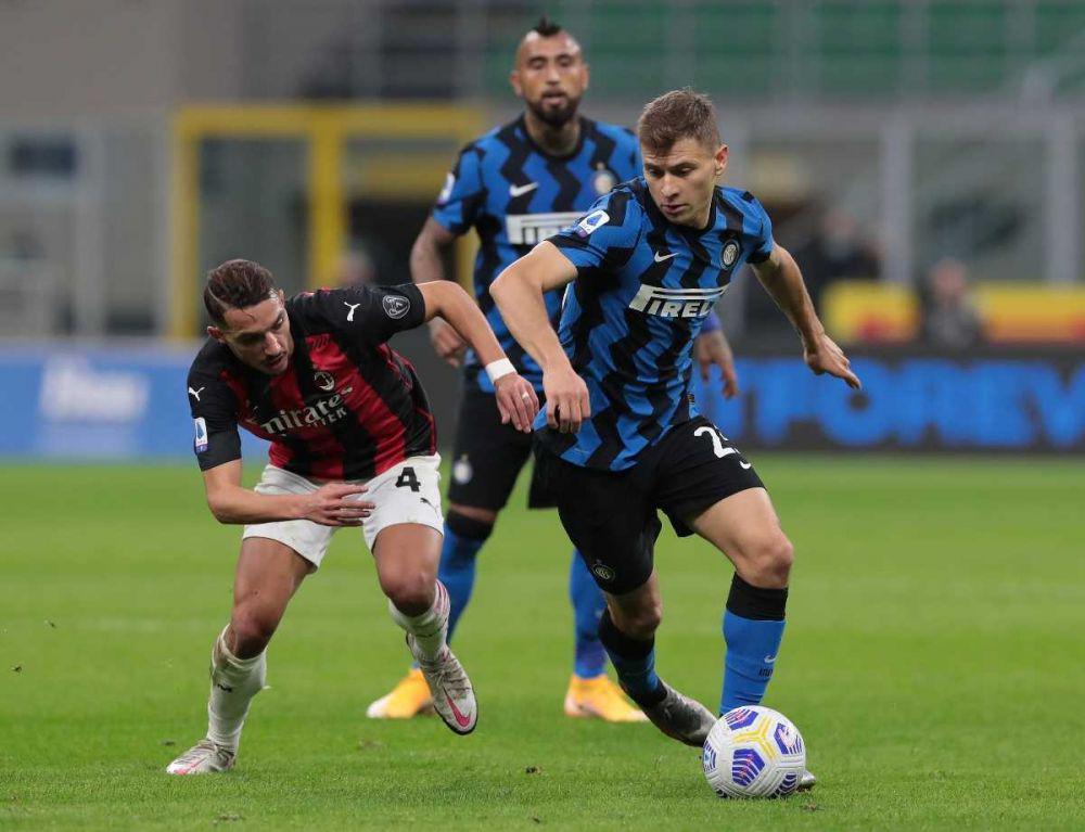Ismael Bennacer berduel dengan Nicolo Barella. (inter.it)