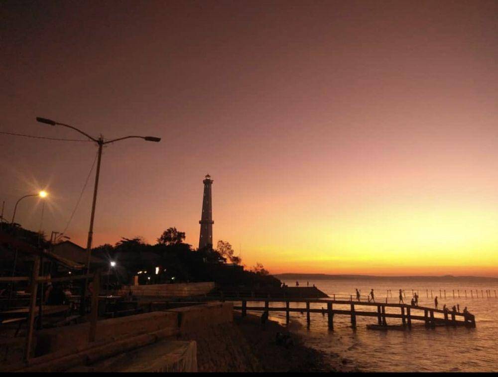 Pantai Tedis saat matahari terbenam (instagram.com/sesilya_sede)