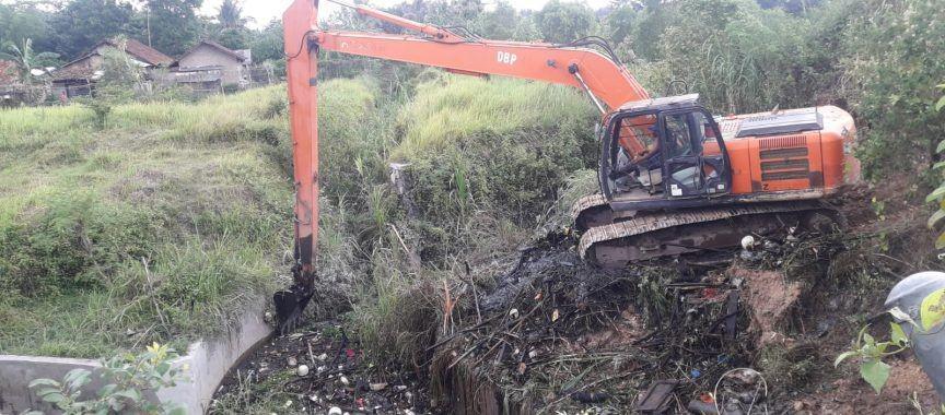 Banyak Sampah Tersangkut di Gorong-gorong Runway 32 Bandara Radin Inten II
