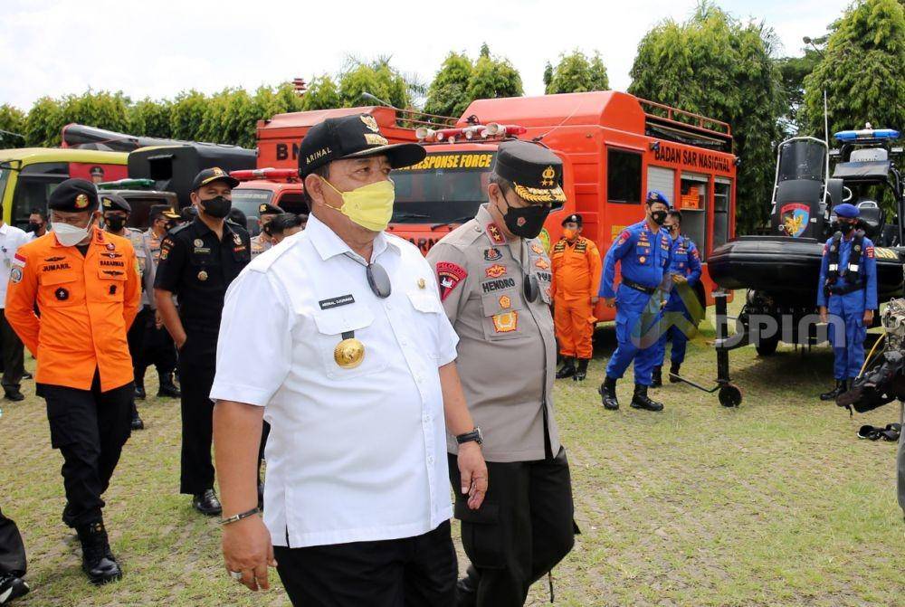 Gubernur Lampung, Arinal Djunaidi didampingi Kapolda Lampung, Hendro saat Apel kesiapan penanganan bencana alam di Lampung(IDN Times/Istimewa)