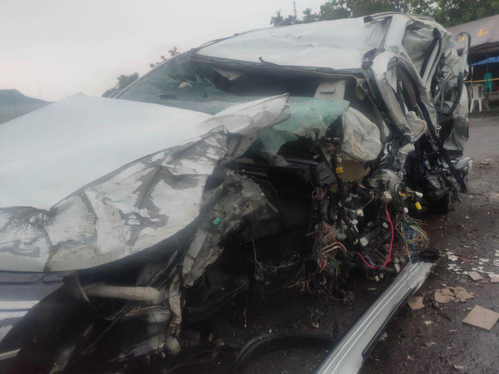 Mobil Vanessa rusak pasca kecelakaan di tol Jombang. IDN Times/Zainul Arifin