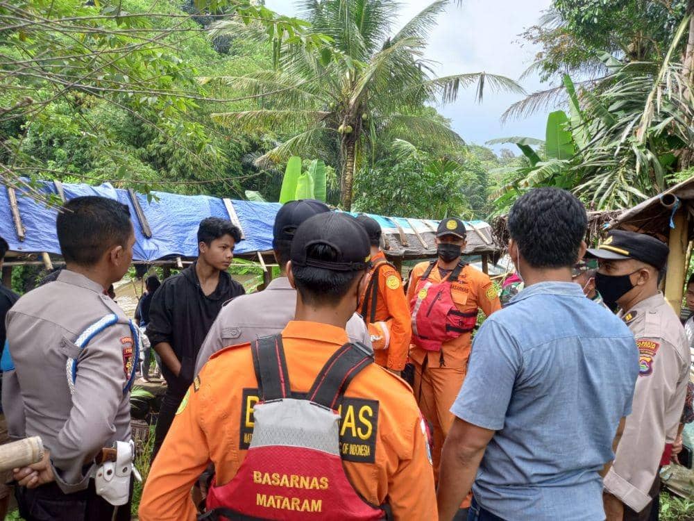 SAR Mataram lakukan pencarian korban terseret arus di Tibu Atas/dok. SAR Mataram