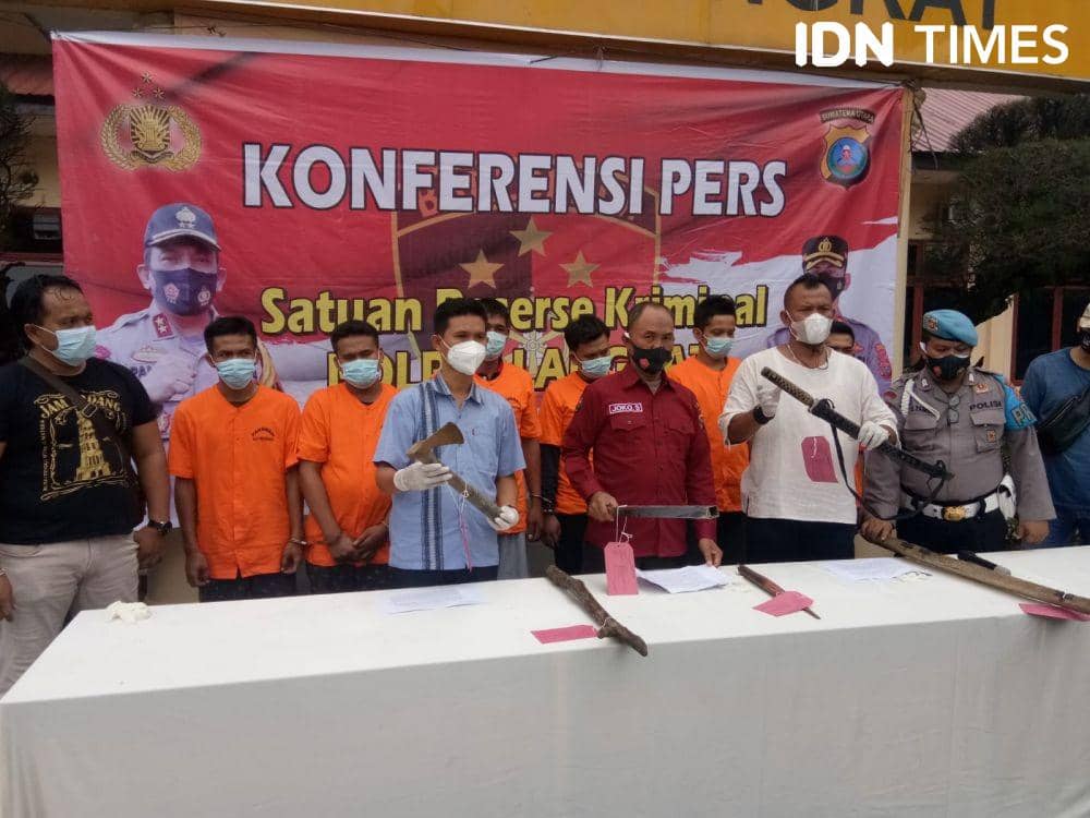 Petugas kepolisian menunjukan para pelaku dan barang bukti yang digunakan untuk menghabisi korban (IDN Times/ Bambang Suhandoko)