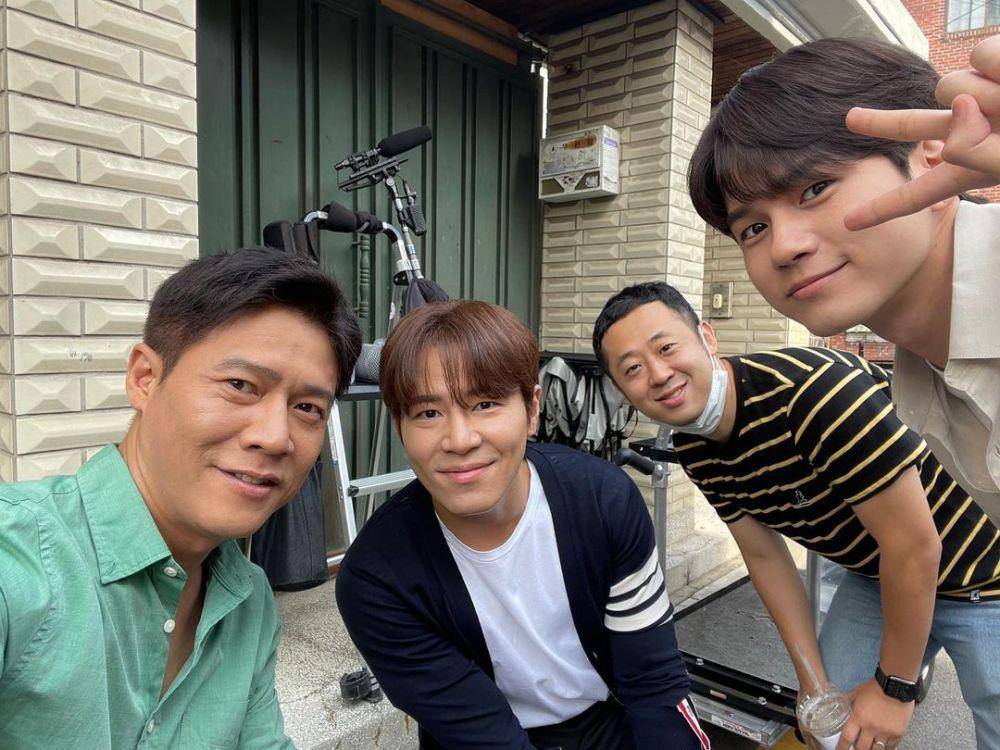 Park Ho San, Lee Kyu Hyung, Moon Ik Jo, dan Ong Seong Wu di balik layar Would You Like a Cup of Coffee? (instagram.com/movist7)