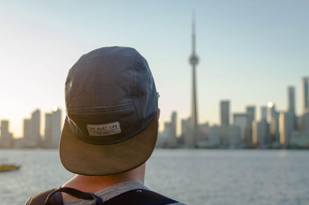5 Cara Mudah Mencuci Topi Pria Sesuai Bahannya, Dijamin Awet!