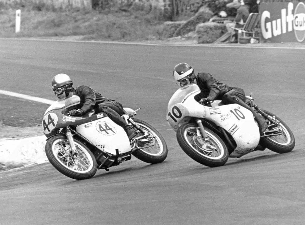 Percy Taits bernomor 10 memacu Triumph (classicbikeguide.com)