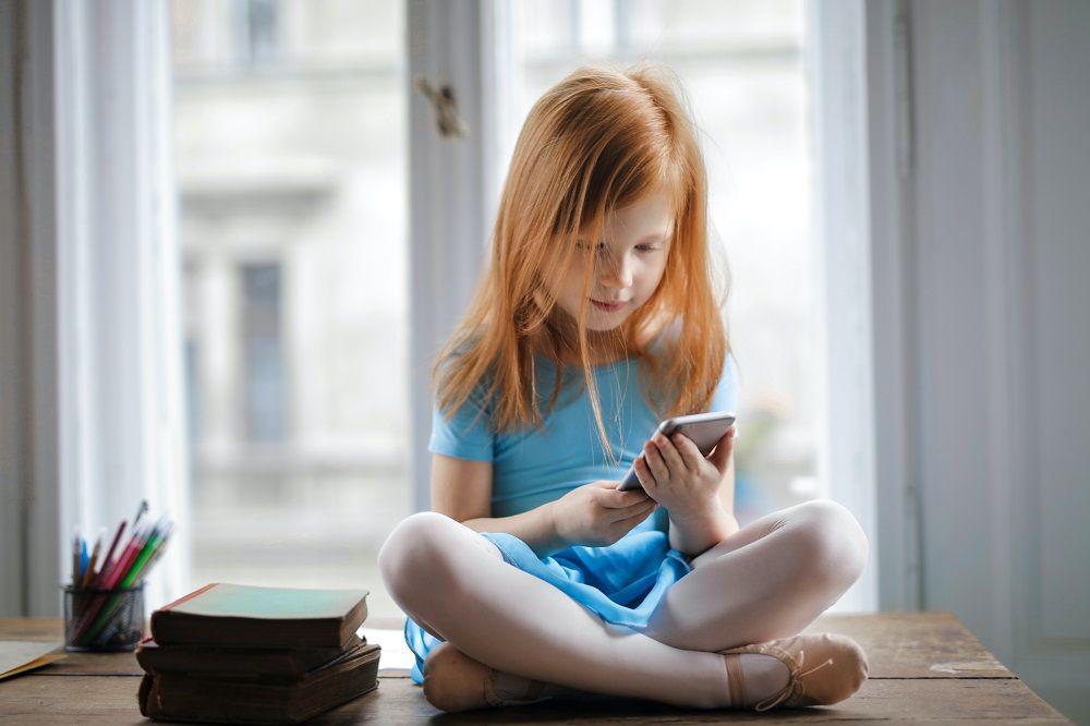 ilustasi anak bermain gadget (pexels.com/olly)