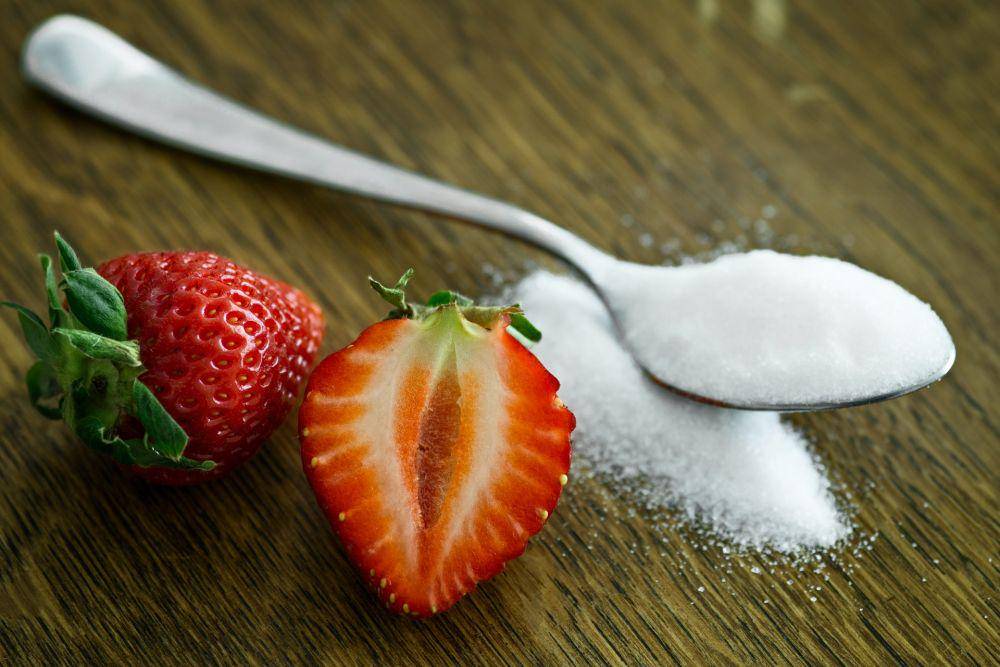 ilustrasi buah strawberry dan gula pasir (pexels.com/mali maeder)