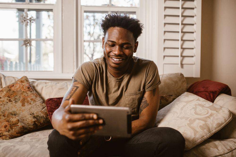 ilustrasi video call dengan pasangan (pexels.com/RODNAE Production)