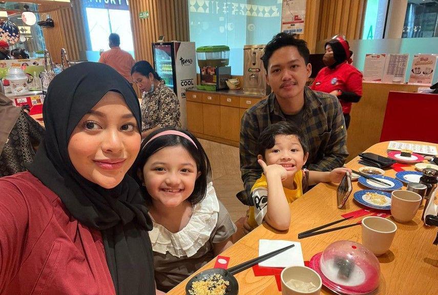 Bak Saudara Kandung, Ini 10 Potret Kompak Anak Artis yang Beda Ibu