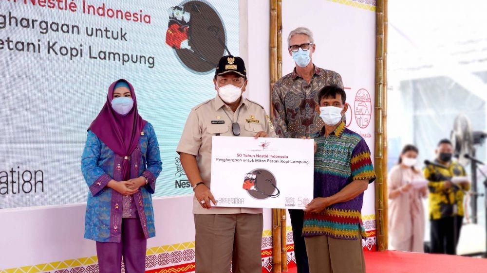 50 Tahun Nestle di Indonesia, Petani Kopi Tanggamus Terima Penghargaan