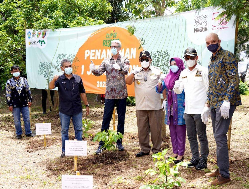 Petani kopi di Tanggamus terima penghargaaan dalam rangka perayaan 50 tahun Nestlé di Indonesia, Kamis (4/11/2021). (IDN Times/Istimewa).