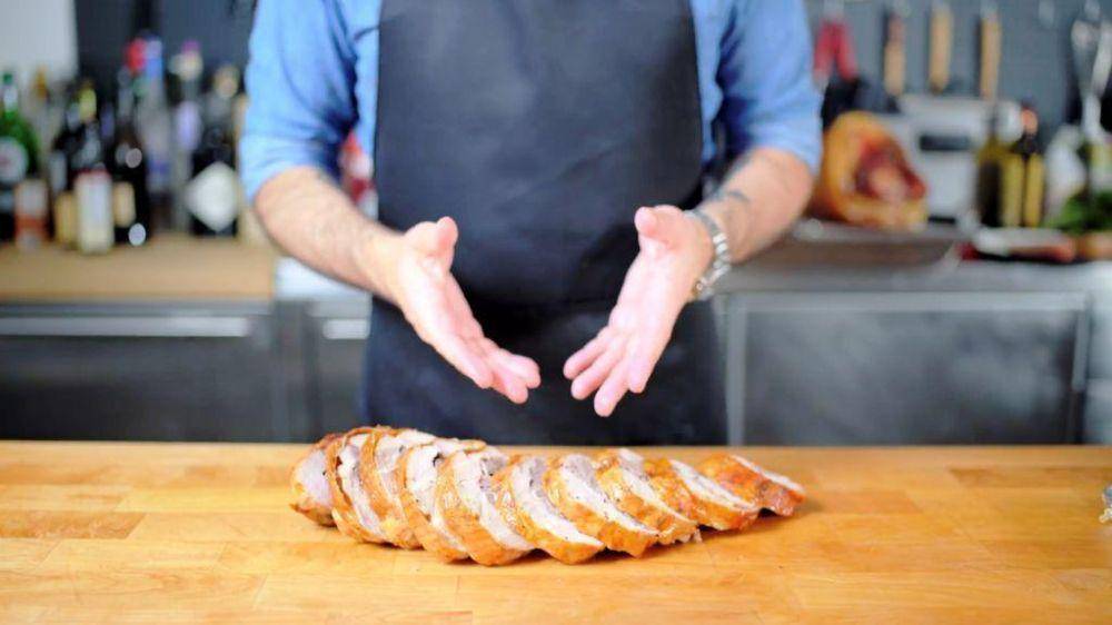 Memotong gulungan rolade (bingingwithbabish.com)