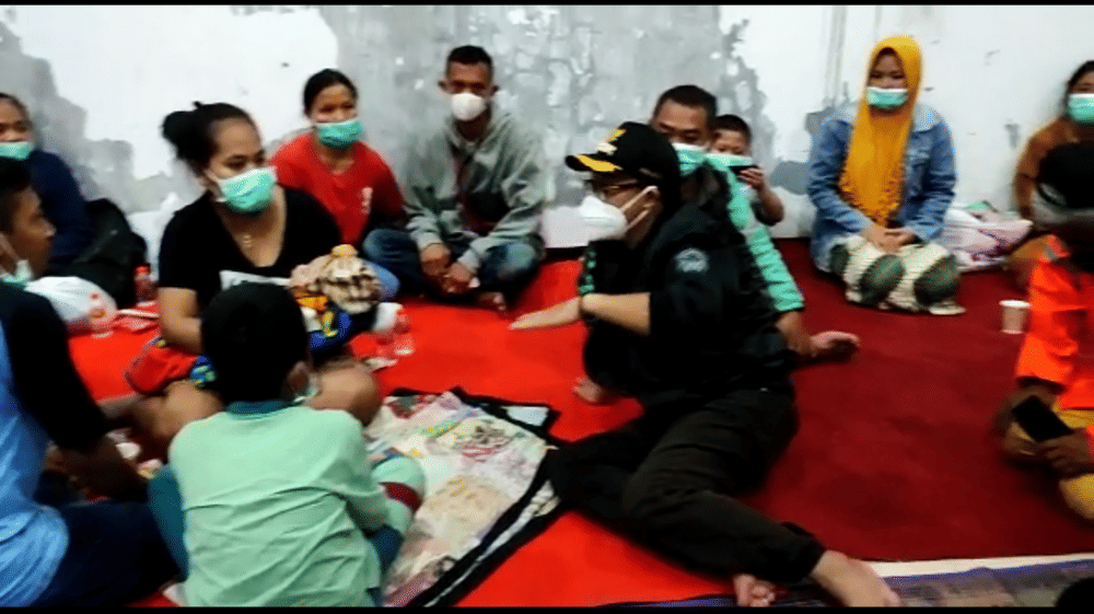 Wali Kota Malang, Sutiaji saat menemui warga yang mengungsi. Dok/Humas Pemkot Malang