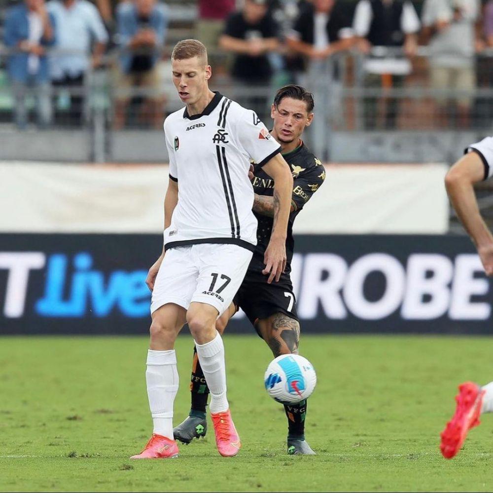 Suf Podgoreanu saat berseragam Spezia. (instagram.com/scusamammasefaccioilcalciatore)