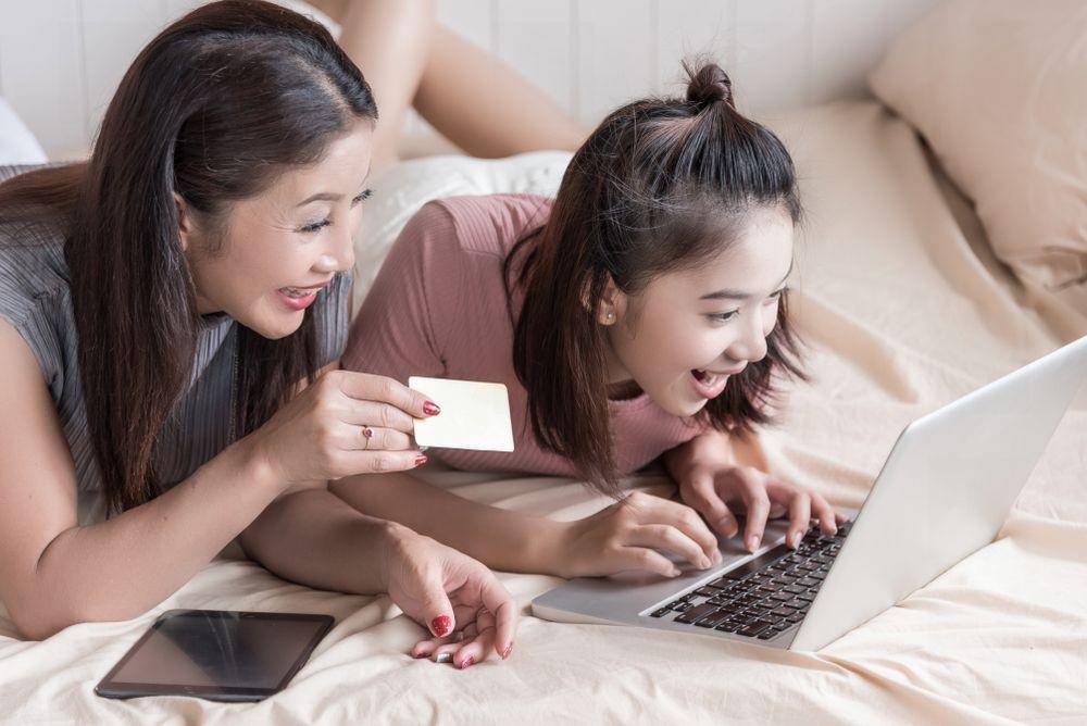 Panik check out belanja online (Shutterstock/Chanyanuch Wannasinlapin)