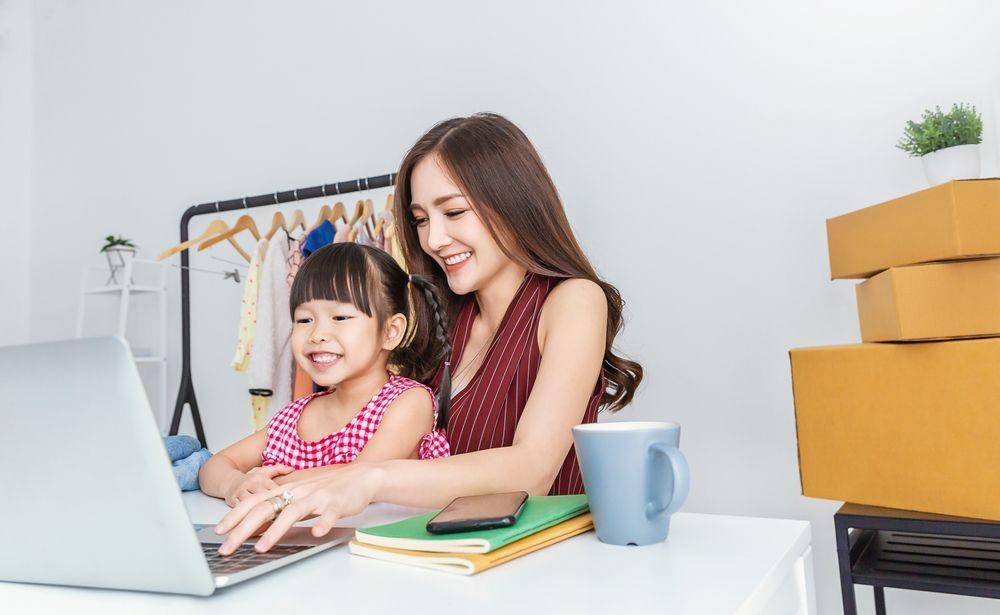 Mama muda belanja online (Shutterstock/paulaphoto)