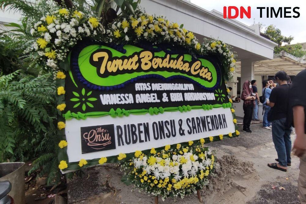 Karangan bunga duka cita yang dikirim oleh Ruben Onsu untuk almarhumah Vanessa Angel dan suaminya. (IDN Times/Shemi)