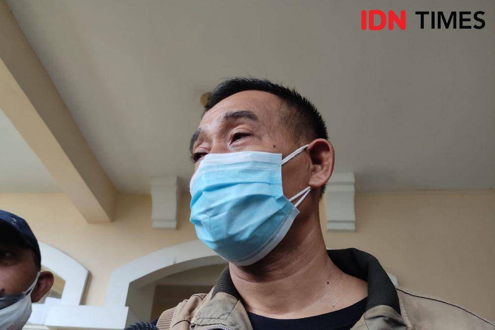 Ketua RW 03 Perumahan Permata Mediterania, Ahmad Jakwan berada di rumah duka almarhumah Vanessa Angel dan suaminya. (IDN Times/Helmi Shemi)