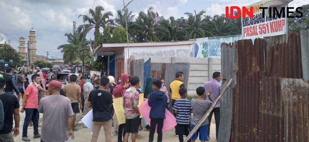 Warga yang menggelar aksi unjuk rasa menentang pembangunan pabrik plastik di Kota Binjai (IDN Times/ Bambang Suhandoko)