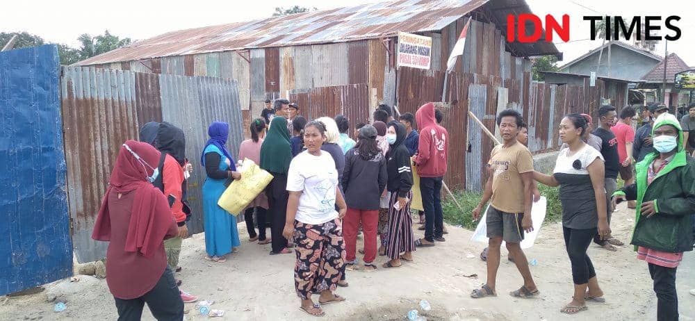 Warga yang menggelar aksi unjuk rasa menentang pembangunan pabrik plastik di Kota Binjai (IDN Times/ Bambang Suhandoko)