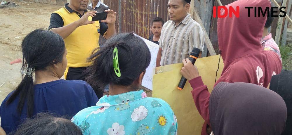 Warga yang menggelar aksi unjuk rasa menentang pembangunan pabrik plastik di Kota Binjai (IDN Times/ Bambang Suhandoko)