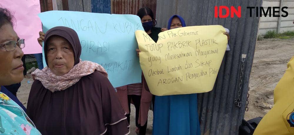 Warga yang menggelar aksi unjuk rasa menentang pembangunan pabrik plastik di Kota Binjai (IDN Times/ Bambang Suhandoko)