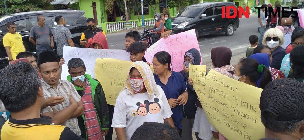 Warga Demo Menentang Pembangunan Pabrik Plastik di Binjai