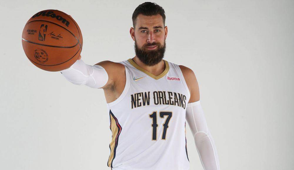 Jonas Valanciunas dengan tim barunya, New Orleans Pelicans, di NBA. (nba.com)