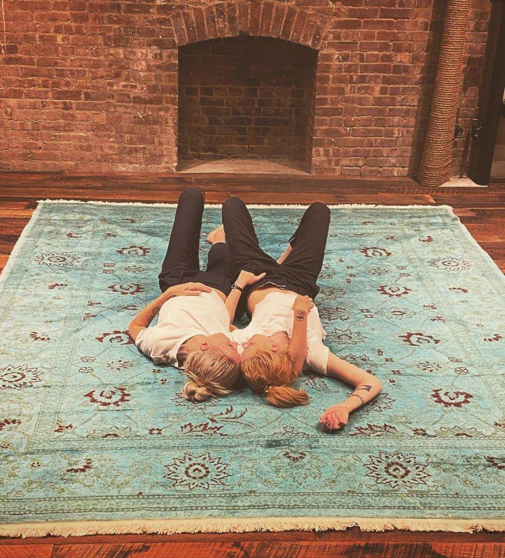 Kristen Stewart dan Dylan Meyer (instagram.com/spillzdylz)